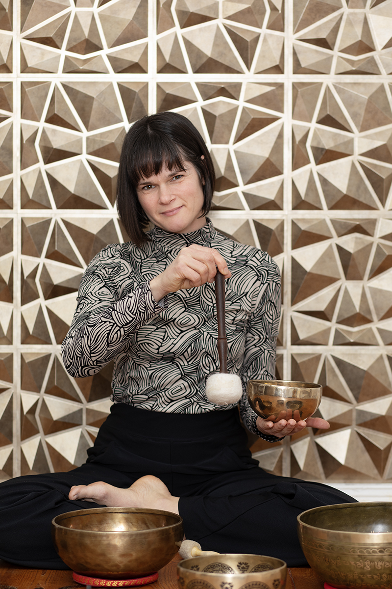 Melanie Bautz arbeitet mit der Klangschale